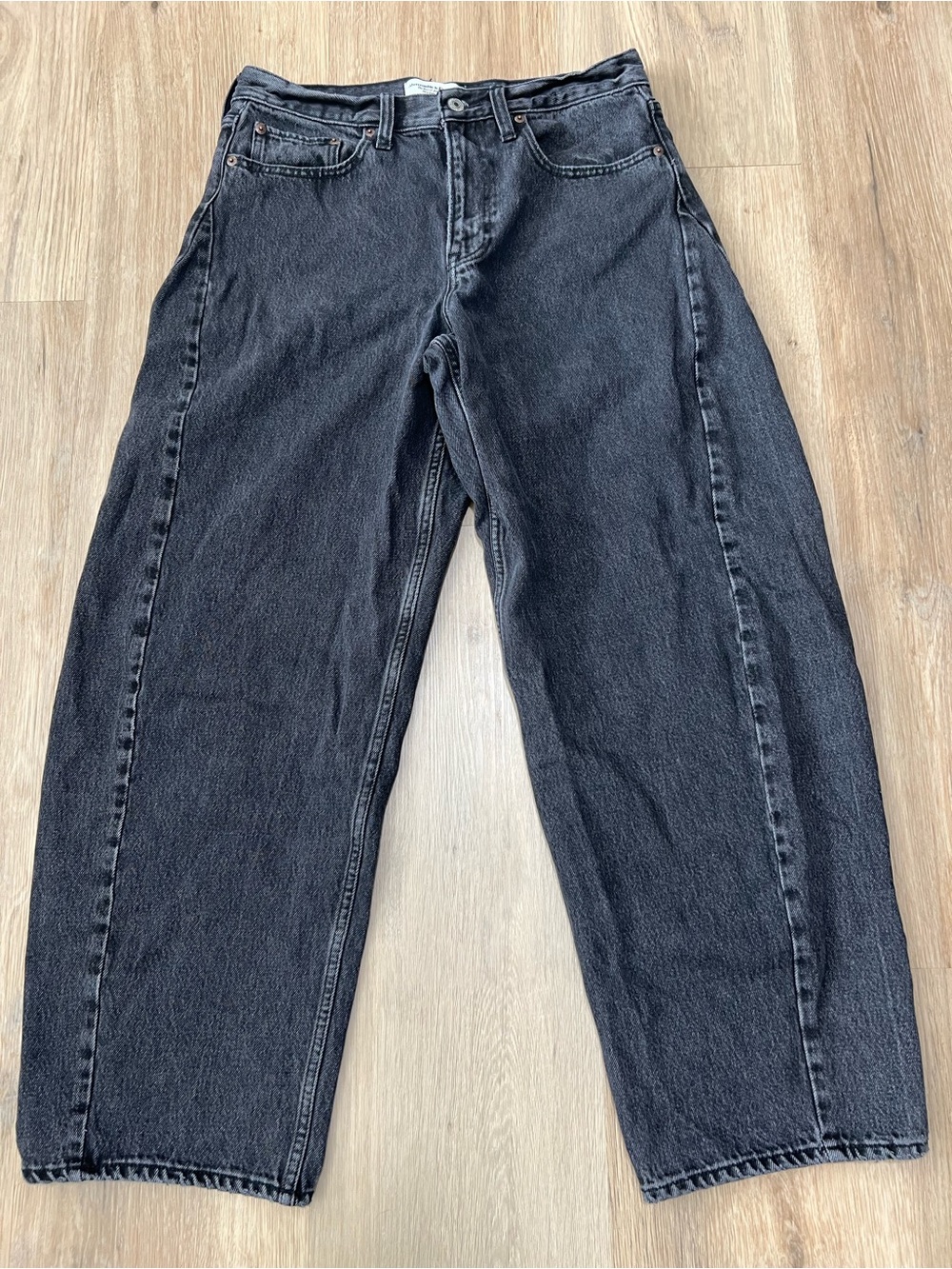 Abercrombie and Fitch Barrel Jean mid rise curve love in faded black size 28 L